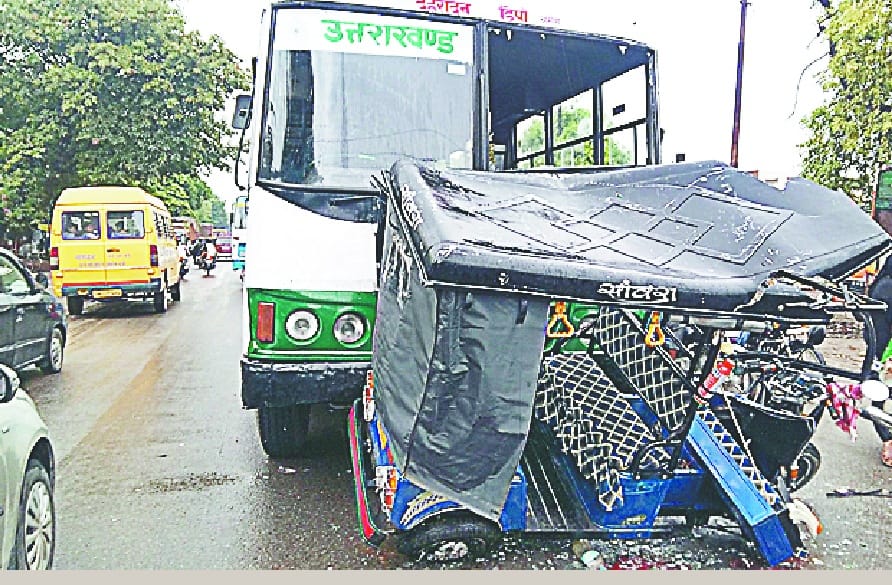  Bus collided with e-rickshaw, two girls' death, six injured