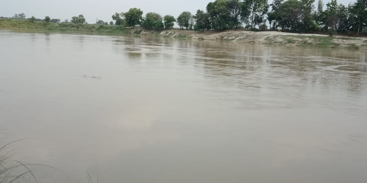 गोर्रा और राप्ती उफान पर, बाढ़ का खतरा