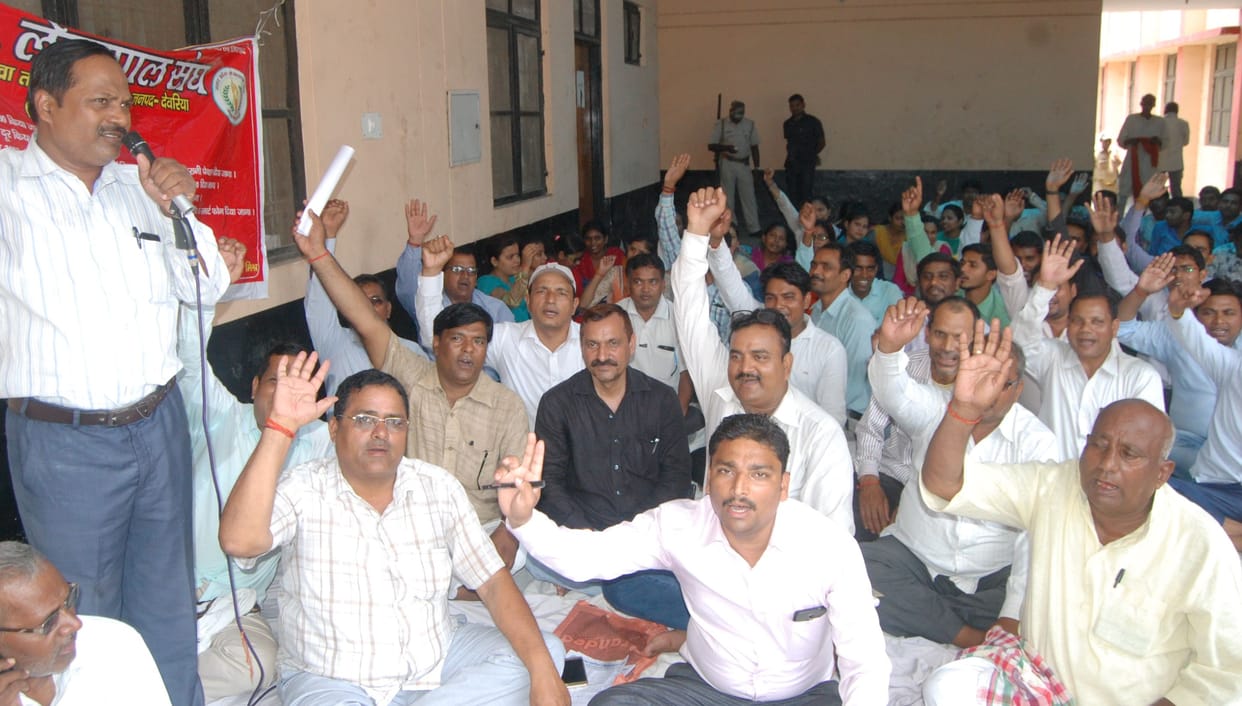 एस्मा बेअसर, हड़ताल पर डटे रहे लेखपाल