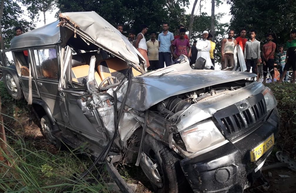 बोलेरो पलटने से मासूम समेत दो की मौत