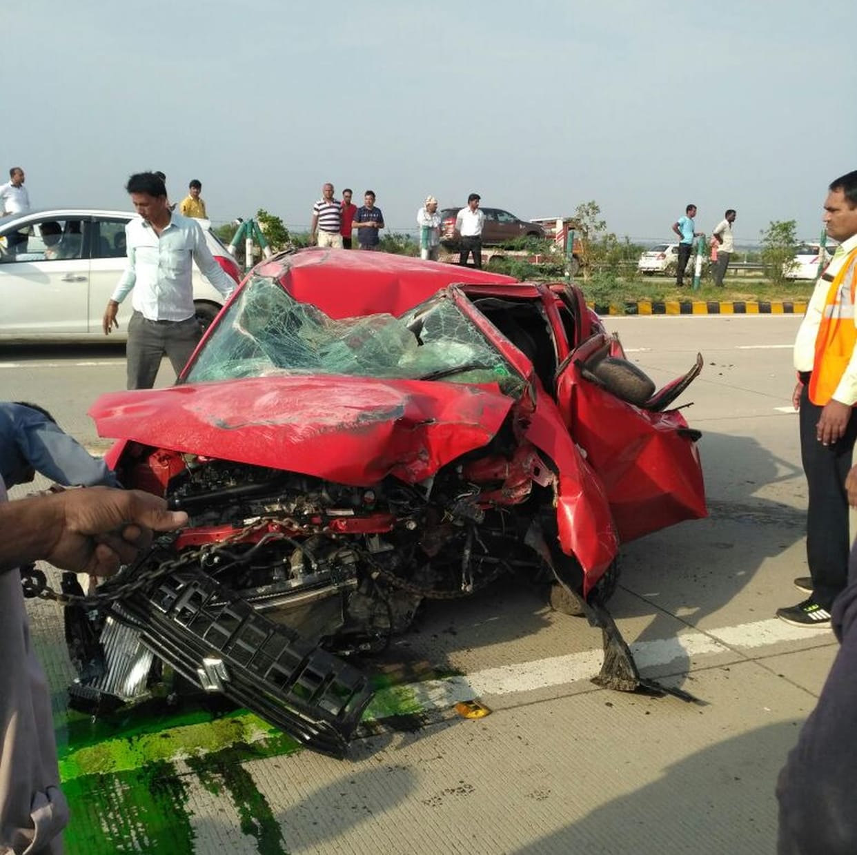 एक्सप्रेसवे पर कार पलटने से दादी-पोते की मौत, तीन घायल