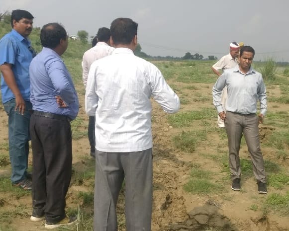 बंधों पर बढ़ रहा पानी का दबाव, सजग रहें