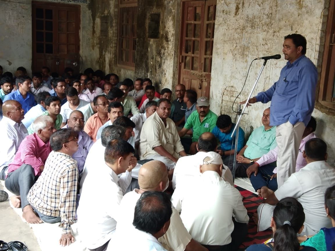 ट्रांसफार्मर जलने से नाराज लोगों ने किया हंगामा