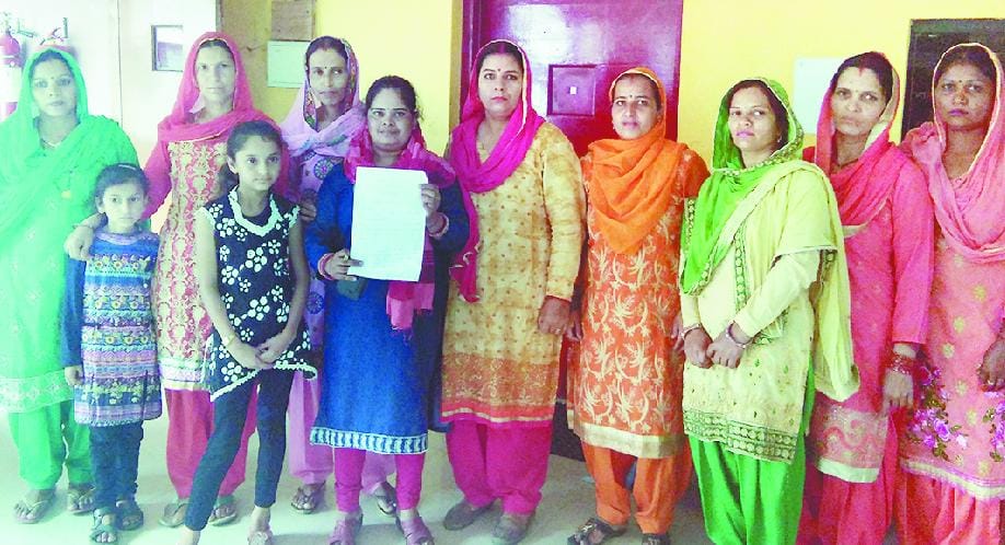 शिक्षक का तबादला न रोका तो बच्चों को नहीं भेजेंगे स्कूल