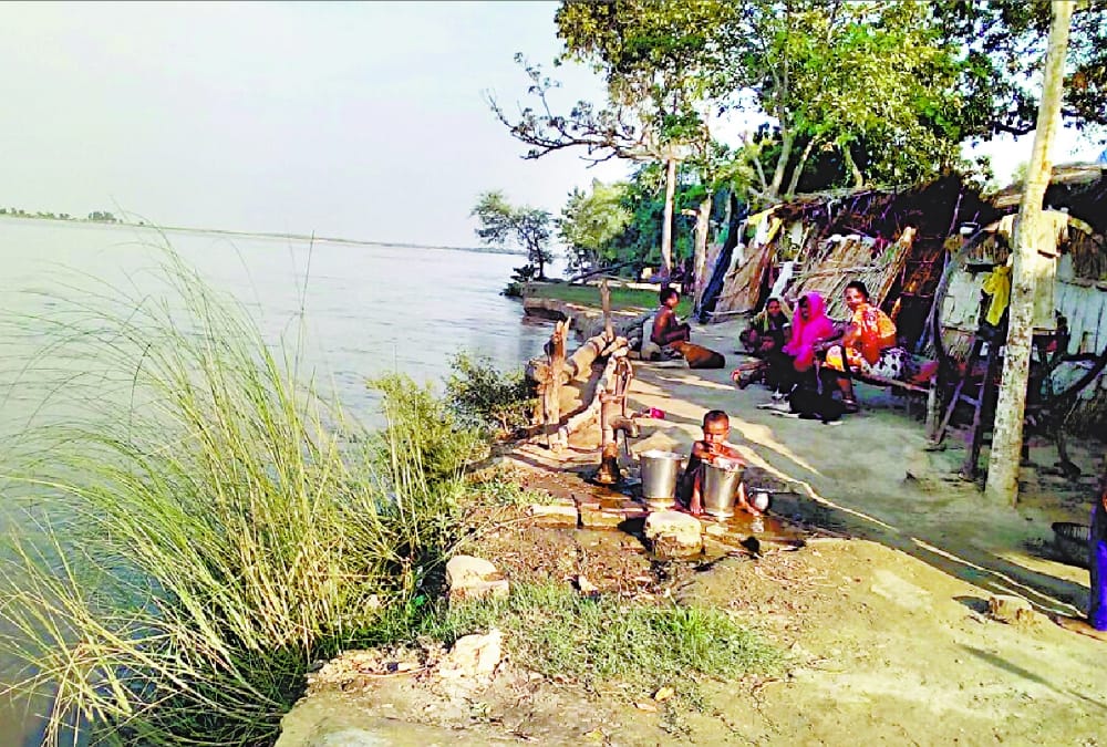water level raises in ghaghra and sarayu river creates panic   for people in awadh.