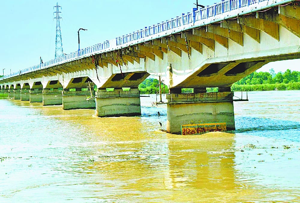 water level raises in ghaghra and sarayu river creates panic   for people in awadh.