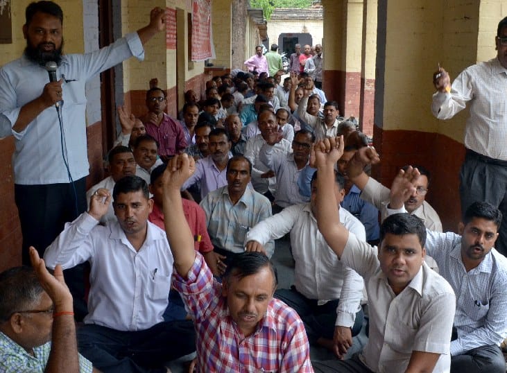 around 475 lekhpal goes on strike