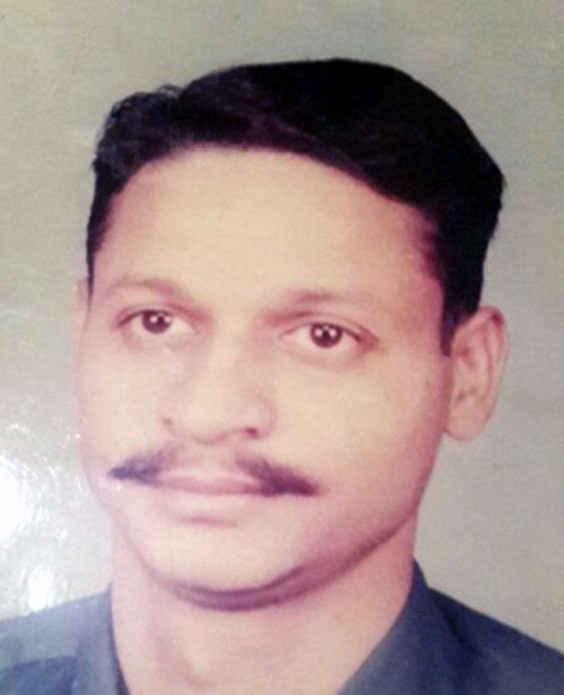 बंदरों के हमले से कारोबारी छत से गिरा, मौत
