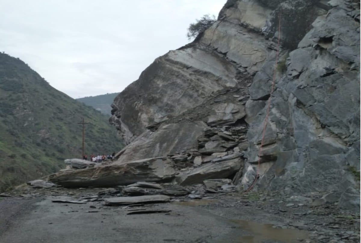 Rock Falls on car man killed in Mandi Himachal Pradesh