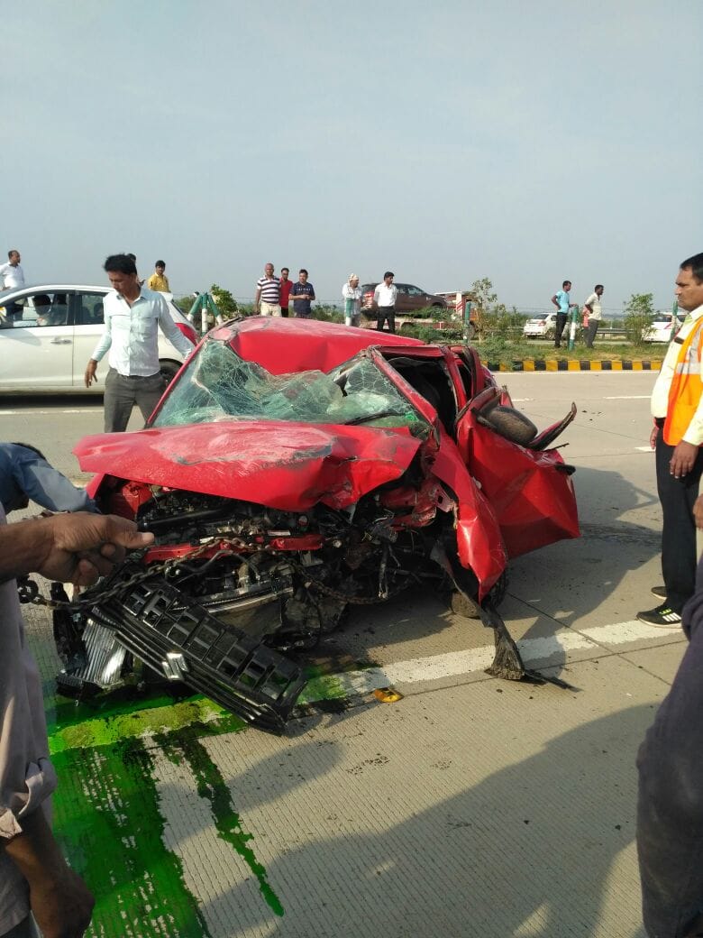two died in road accident on yamuna expressway 