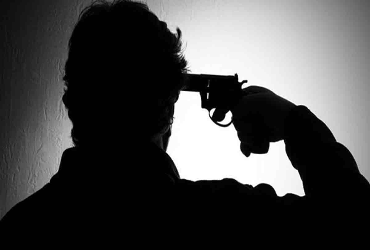 boyfriend shot himself in front of his girlfriend and wrote a facebook post