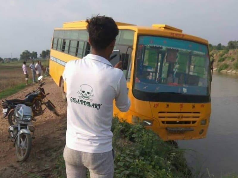 School bus escaped from falling into the canal in noida