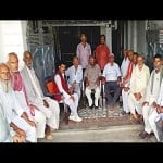 खुरहंड गांव में बैठक करते किसान यूनियन के नेता।