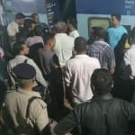  तकनीकी अधिकारियों के समझाने के पर दो घंटे बाद रवाना हुई ट्रेन