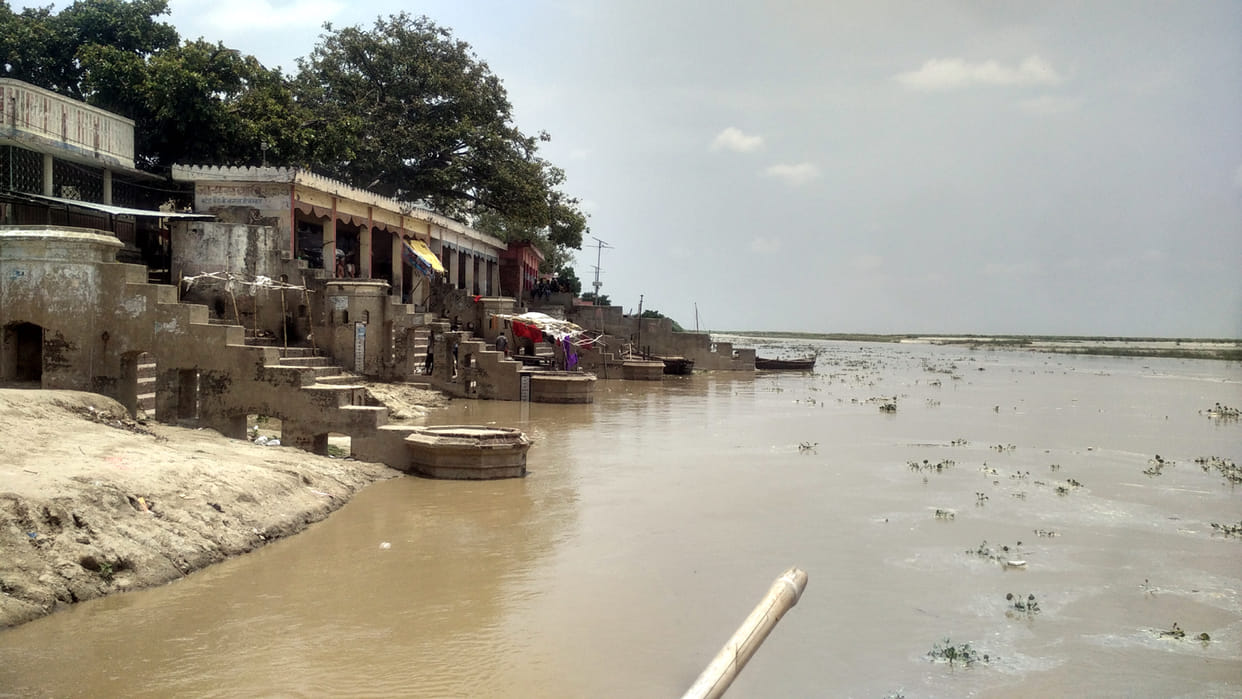 घाट पर सीढ़ियों के करीब पहुंची घाघरा