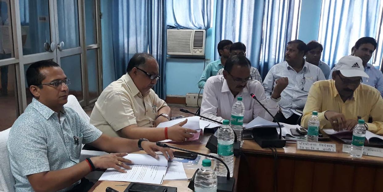अनुश्रवण समिति की बैठक में योजनाओं की समीक्षा