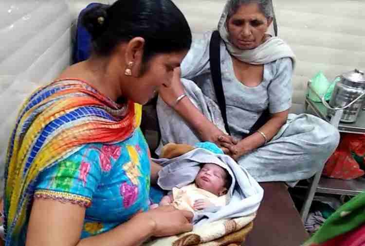 chandigarh, miracal of god, husband and two daughters died, pregnant lady give birth to twins