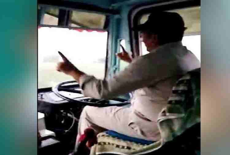 Bus Driver Dancing on Hariyanvi Songs During Driving in Haryana, Video Viral
