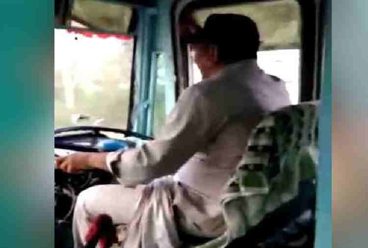 Bus Driver Dancing on Hariyanvi Songs During Driving in Haryana, Video Viral