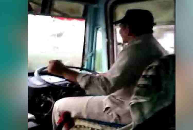 Bus Driver Dancing on Hariyanvi Songs During Driving in Haryana, Video Viral