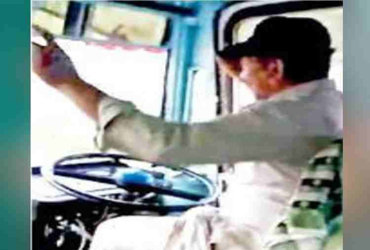 Bus Driver Dancing on Hariyanvi Songs During Driving in Haryana, Video Viral