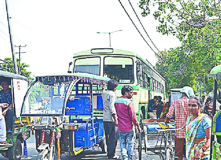 dagaamaar delhi road par aur chequing garh road par