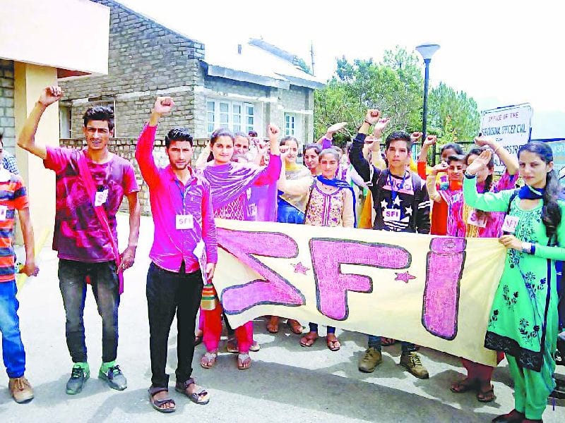 सलूणी कॉलेज में एसएफआई ने सरकार के खिलाफ की नारेबाजी