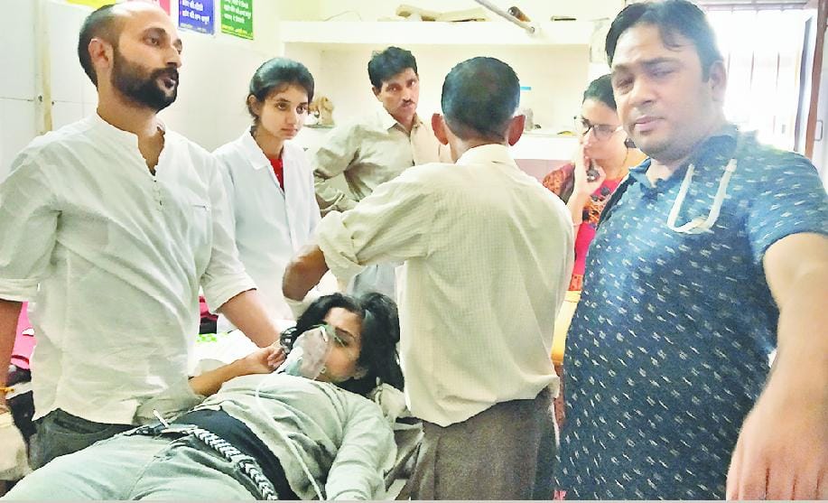 महिला चिकित्सक पर गिरी पेड़ की बड़ी टहनी, गंभीर घायल