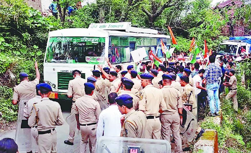 अचानक कर्फ्यू जैसा माहौल देख घबराए समीरपुर के बाशिंदे