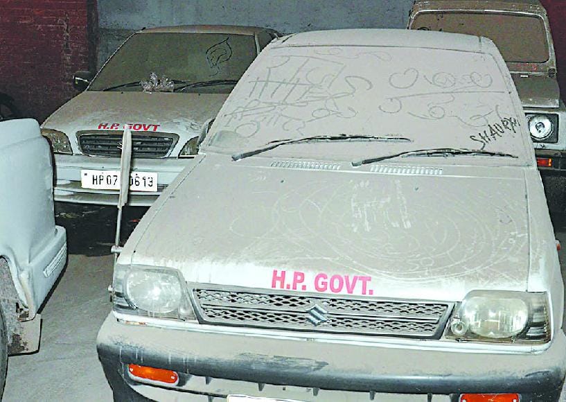 पार्किंग में नष्ट हो रहीं आधा दर्जन नई सरकारी गाड़ियां