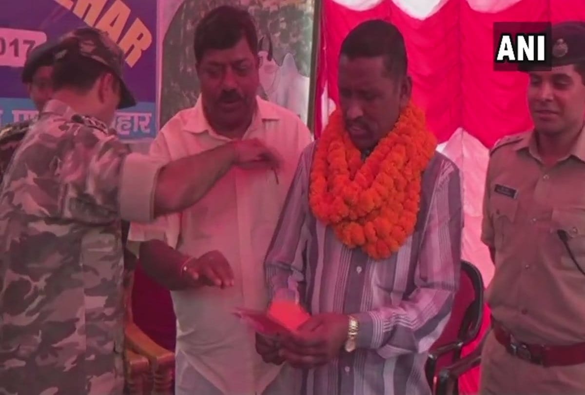 Jharkhand: 9 naxals surrendered before Police in Latehar earlier today