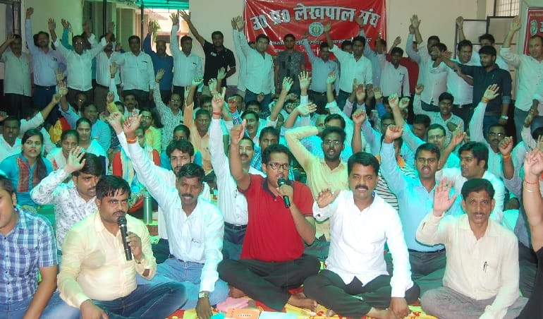 लेखपालों की हड़ताल जारी, बोले- पीछे नहीं हटेंगे