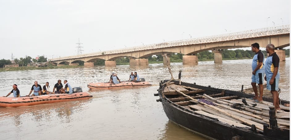 सभी नदिया खतरे के निशान से नीचे, पर बढ़ रहीं धीरे धीरे