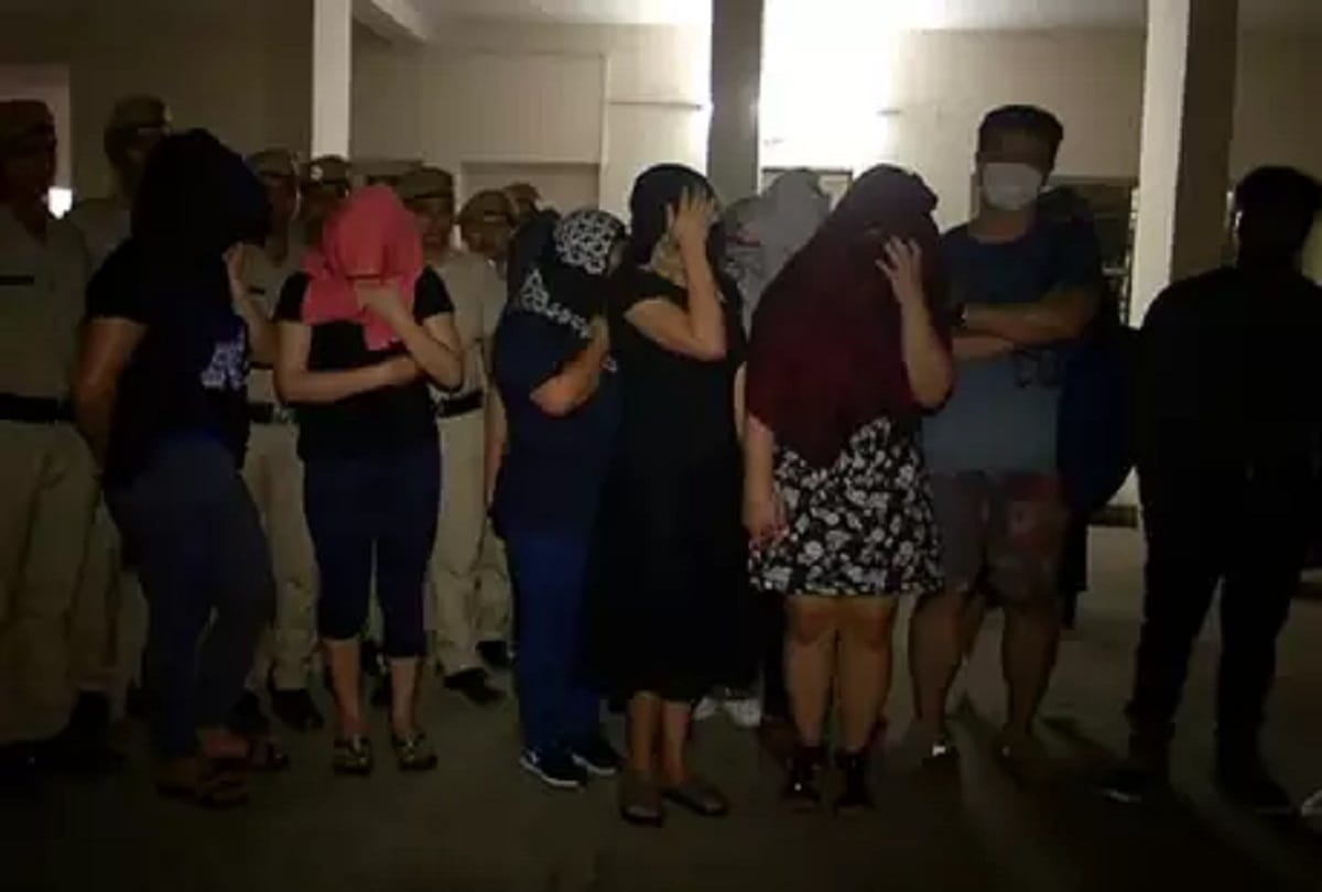 suspected young men and girls found at hotel police conducted challan