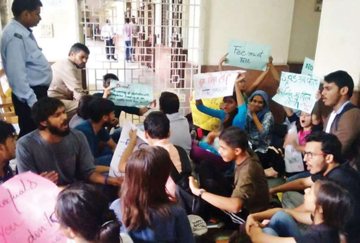 staff association strike against principal and chairman in Hindu College delhi