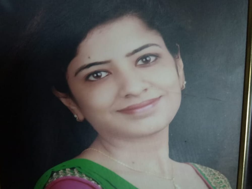 agra woman committed suicide by jump from the eleventh floor