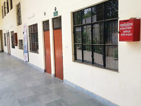   उप जिलाधिकारी कार्यालय का बंद दरवाजा