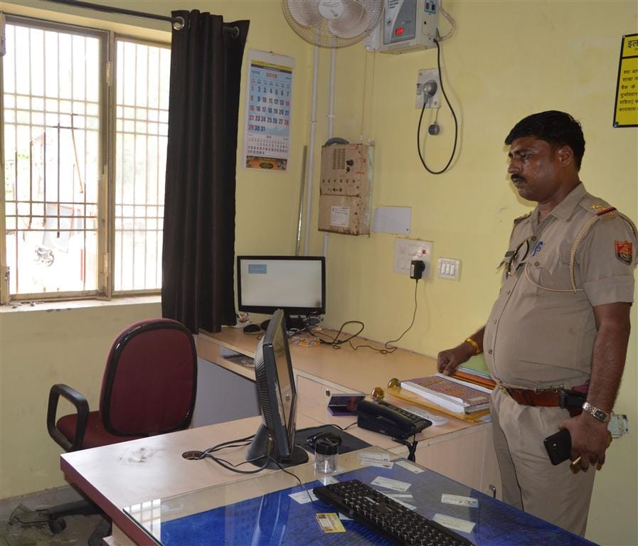 Thieves locked in bank, cash saved