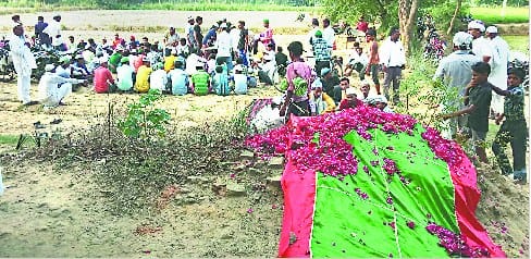 Devotees visits tomb of Dadamiya's father and mother  