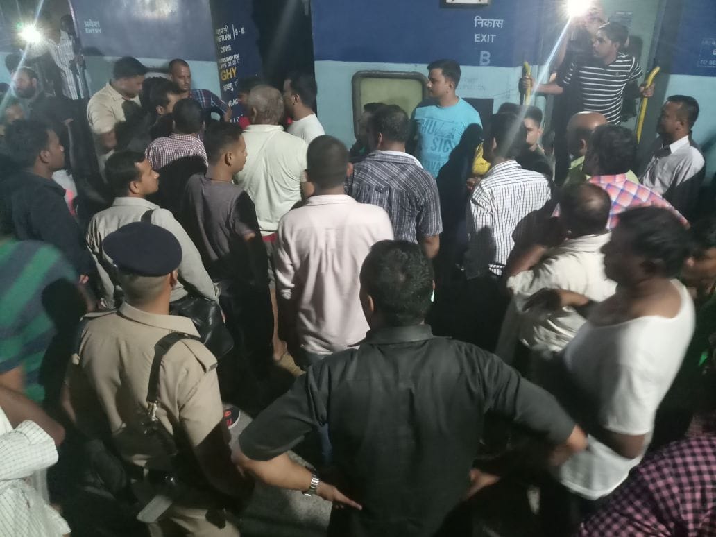 Passengers protest after Poorvottar sampark kranti ac failure 
