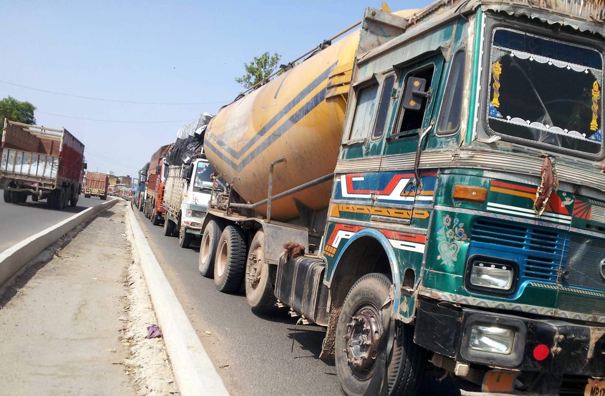 women killed in road accident at bhadohi when she fell down from bike