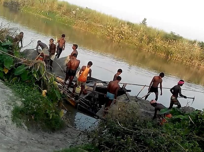 खनन माफिया बेखौफ, अफसर बेखबर