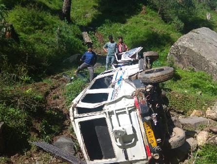 बनेशी कैंची के पास जीप लुढ़की, एक घायल
