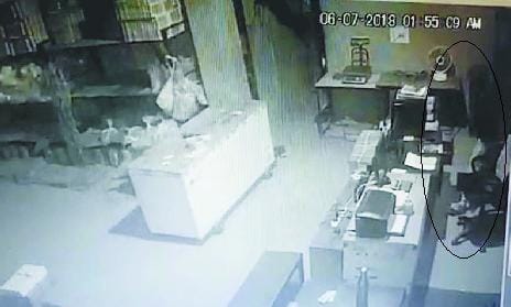दुकान से 60 हजार नगदी, मोबाइल ले उड़े चोर