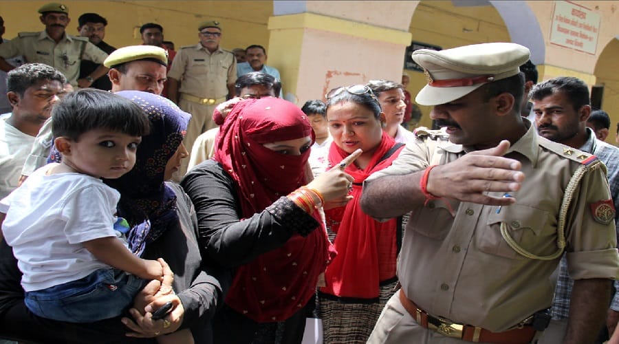 UP: husband and wife after to court marriage arrived in collectorate registration
