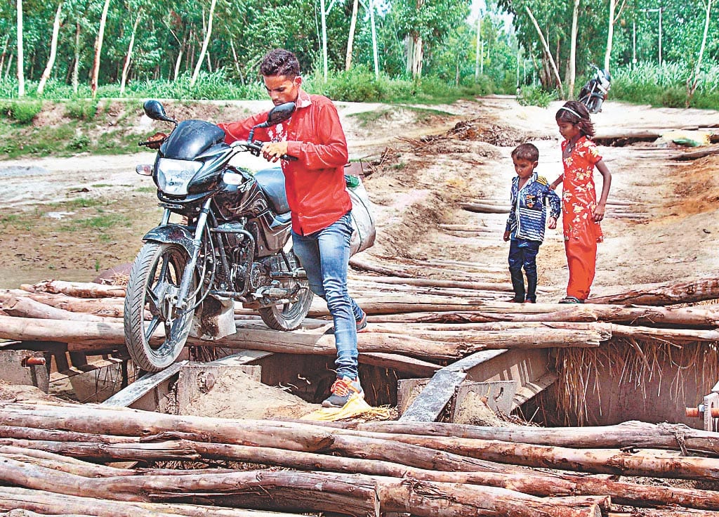 wood dridge became danger, people move very difficulty 