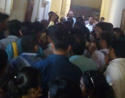 बीएसए कार्यालय में काउंसलिंग को लेकर शिक्षिकाएं-कर्मचारी भिड़े