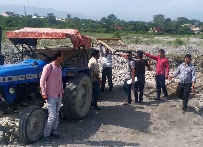 पांवटा में अवैध खनन करते दबोचे चार वाहन सीज