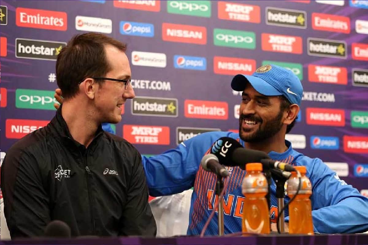 ms dhoni angry on journalist quetions in press conference