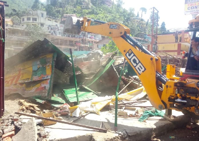 हाईकोर्ट के निर्देश पर तोड़ी अतिक्रमण की 27 दुकानें